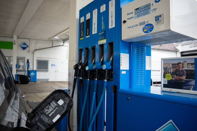 Aral gas station, gas pump, fuel nozzle, gas station display, fuel prices, gasoline, Super E10, Super E5, diesel, fuel prices, refueling, drivers, traffic, mobility, commuters, record prices, price increases, high fuel prices, energy prices, Copyright: xFINLEYxMÖRCHx