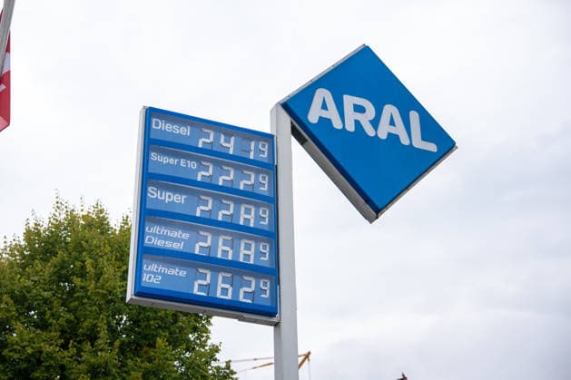 Aral gas station, gas pump, fuel nozzle, gas station display, fuel prices, gasoline, Super E10, Super E5, diesel, fuel prices, refueling, drivers, traffic, mobility, commuters, record prices, price increases, high fuel prices, energy prices, Copyright: xFINLEYxMÖRCHx