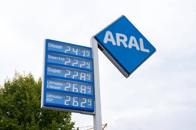 Aral gas station, gas pump, fuel nozzle, gas station display, fuel prices, gasoline, Super E10, Super E5, diesel, fuel prices, refueling, drivers, traffic, mobility, commuters, record prices, price increases, high fuel prices, energy prices, Copyright: xFINLEYxMÖRCHx