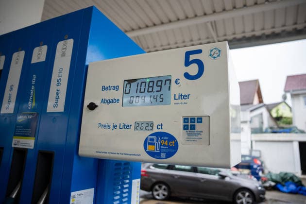Aral gas station, gas pump, fuel nozzle, gas station display, fuel prices, gasoline, Super E10, Super E5, diesel, fuel prices, refueling, drivers, traffic, mobility, commuters, record prices, price increases, high fuel prices, energy prices, Copyright: xFINLEYxMÖRCHx