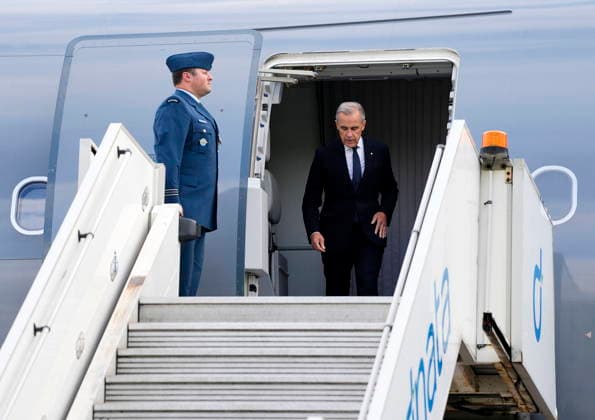 September 16, 2026, Manchester, United Kingdom: Prime Minister Mark Carney arrives in Manchester, England, on Wednesday, Sept. 16, 2026, en route to Liverpool, where he will meet with British Prime Minister Andy Burnham. Manchester United Kingdom  - ZUMAc35_ 20260916_zaf_c35_084 Copyright: xJustinxTangx