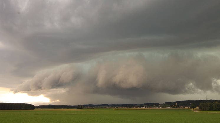 Thunderstorms Begin in Bavaria: Unstable Weather Expected; First Severe Thunderstorms Are Expected to Move Across Upper Bavaria in the Early Evening. Dark clouds, heavy showers, and, in some places, strong gusts herald changeable weather conditions. The weather will remain unsettled in the coming da Copyright: x xonw-imagesx xAlexanderxWolfx
