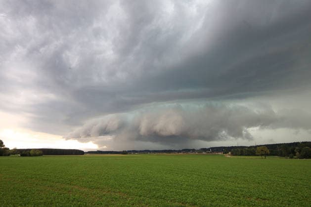 Thunderstorms Begin in Bavaria: Unstable Weather Expected; First Severe Thunderstorms Are Expected to Move Across Upper Bavaria in the Early Evening. Dark clouds, heavy showers, and, in some places, strong gusts herald changeable weather conditions. The weather will remain unsettled in the coming da Copyright: x xonw-imagesx xAlexanderxWolfx