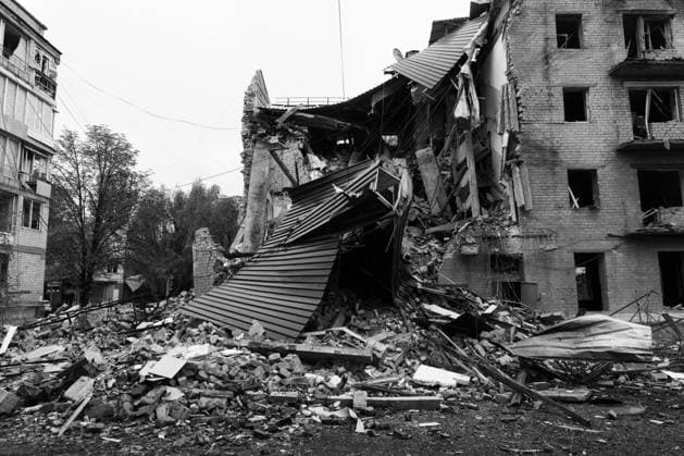 September 16, 2026, Sloviansk, Donetsk Oblast, Ukraine: Buildings heavily damaged following a Russian missile attack in Sloviansk, Donetsk region, Ukraine. The attack destroyed parts of several residential buildings, leaving debris scattered across the surrounding area. Sloviansk Ukraine - ZUMAm350 20260916_zip_m350_001 Copyright: xCameronxJones-Manleyx