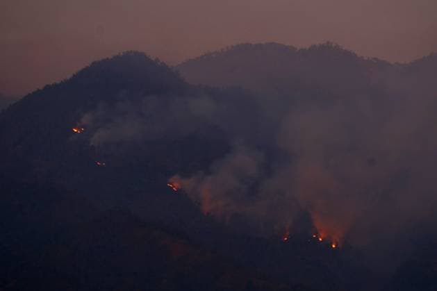 September 16, 2026, Malang City, Indonesia: MALANG, EAST JAVA, INDONESIA, SEPTEMBER 16, 2026: Hotspots from a forest fire on Mount Kawi are visible from Malang, East Java. The fire has been burning in the mountainous area since September 1, affecting forest and vegetation on the slopes. Malang City Indonesia - ZUMAq101 20260916_zna_q101_098 Copyright: xHayuxYudhaxPrabowox