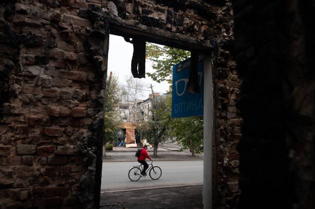 September 16, 2026, Sloviansk, Donetsk Oblast, Ukraine: Buildings heavily damaged following a Russian missile attack in Sloviansk, Donetsk region, Ukraine. The attack destroyed parts of several residential buildings, leaving debris scattered across the surrounding area. Sloviansk Ukraine - ZUMAm350 20260916_zip_m350_017 Copyright: xCameronxJones-Manleyx