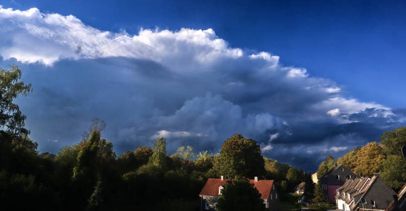Moments Before a Thunderstorm: A thundercloud appears in all its grandeur and full force shortly after the start of meteorological fall, just a few minutes before a severe thunderstorm in Essen, North Rhine-Westphalia, Germany