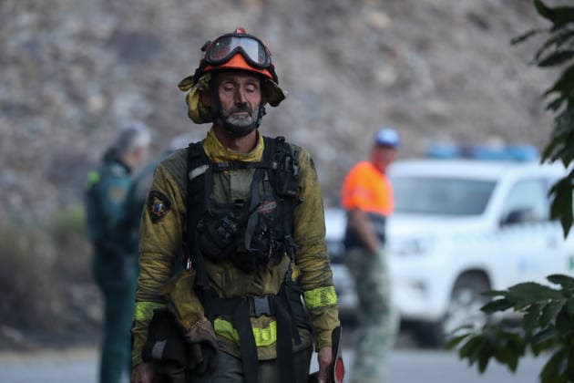The out-of-control fire in Quiroga has burned 250 hectares Several forest firefighters are working to extinguish a forest fire on September 16, 2026, in Quiroga, Lugo, Galicia, Spain. The fire, which has already destroyed 250 hectares, broke out at 3:30 p.m. on Tuesday, September 15, in the mountains of Quiroga, in the parish of Pacios da Serra, and spread rapidly due to wind conditions throughout the day. SEPTEMBER 16, 2026 FIRE FOREST FIRE FOREST FIREFIGHTERS BRIGADE MEMBERS Quiroga, Lugo, Galicia Quiroga, Lugo, Galicia, Spain Copyright: xCarlosxCastrox 7779932
