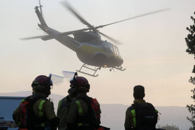 The out-of-control wildfire in Quiroga has burned 250 hectares. Several forest firefighters are working to extinguish a wildfire on September 16, 2026, in Quiroga, Lugo, Galicia, Spain. The fire, which has already destroyed 250 hectares, broke out at 3:30 p.m. on Tuesday, September 15, on the Quiroga mountain, in the parish of Pacios da Serra, and spread rapidly due to wind conditions throughout the day. SEPTEMBER 16, 2026 FIRE FOREST FIRE FOREST FIREFIGHTERS BRIGADE MEMBERS HELICOPTER Quiroga, Lugo, Galicia Quiroga, Lugo, Galicia, Spain Copyright: xCarlosxCastrox 7779947