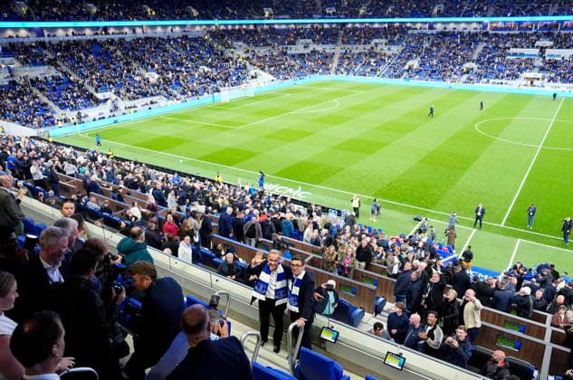 September 16, 2026, Liverpool, United Kingdom: Prime Minister Mark Carney waves towards journalists as he and British Prime Minister Andy Burnham prepare to watch a soccer game between Everton F.C. and Wolverhampton Wanderers F.C. at Hill Dickinson Stadium in Liverpool, England, on Wednesday, Sept. 16, 2026. Liverpool United Kingdom  - ZUMAc35_ 20260916_zaf_c35_137 Copyright: xJustinxTangx