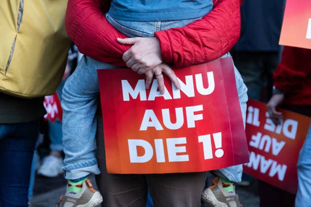 Mecklenburg-Vorpommern state election campaign continues in Germany SCHWERIN, GERMANY - SEPTEMBER 16: Supporters of Mecklenburg-Vorpommern Minister-President Manuela Schwesig (SPD) hold signs reading Manu auf die 1 as they welcome her upon her arrival at the NDR broadcasting center in Schwerin, Germany, on September 16, 2026. Schwesig greets supporters and poses for photos with them ahead of a televised election debate with AfD candidate Leif-Erik Holm, four days before the state election. Somaya Abdelrahman Anadolu Schwerin Germany. Editorial use only. Please get in touch for any other usage.  Copyright: x2026xAnadoluxSomayaxAbdelrahmanx