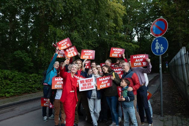 Mecklenburg-Vorpommern state election campaign continues in Germany SCHWERIN, GERMANY - SEPTEMBER 16: Supporters of Mecklenburg-Vorpommern Minister-President Manuela Schwesig (SPD) hold signs reading Manu auf die 1 as they welcome her upon her arrival at the NDR broadcasting center in Schwerin, Germany, on September 16, 2026. Schwesig greets supporters and poses for photos with them ahead of a televised election debate with AfD candidate Leif-Erik Holm, four days before the state election. Somaya Abdelrahman Anadolu Schwerin Germany. Editorial use only. Please get in touch for any other usage.  Copyright: x2026xAnadoluxSomayaxAbdelrahmanx