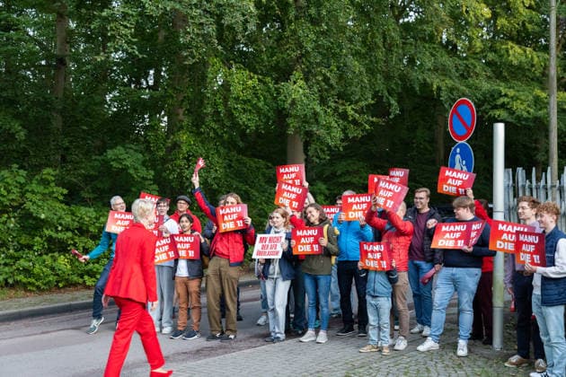 Mecklenburg-Vorpommern state election campaign continues in Germany SCHWERIN, GERMANY - SEPTEMBER 16: Supporters of Mecklenburg-Vorpommern Minister-President Manuela Schwesig (SPD) hold signs reading Manu auf die 1 as they welcome her upon her arrival at the NDR broadcasting center in Schwerin, Germany, on September 16, 2026. Schwesig greets supporters and poses for photos with them ahead of a televised election debate with AfD candidate Leif-Erik Holm, four days before the state election. Somaya Abdelrahman Anadolu Schwerin Germany. Editorial use only. Please get in touch for any other usage.  Copyright: x2026xAnadoluxSomayaxAbdelrahmanx
