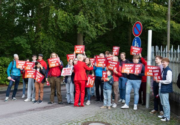 Mecklenburg-Vorpommern state election campaign continues in Germany SCHWERIN, GERMANY - SEPTEMBER 16: Supporters of Mecklenburg-Vorpommern Minister-President Manuela Schwesig (SPD) hold signs reading Manu auf die 1 as they welcome her upon her arrival at the NDR broadcasting center in Schwerin, Germany, on September 16, 2026. Schwesig greets supporters and poses for photos with them ahead of a televised election debate with AfD candidate Leif-Erik Holm, four days before the state election. Somaya Abdelrahman Anadolu Schwerin Germany. Editorial use only. Please get in touch for any other usage.  Copyright: x2026xAnadoluxSomayaxAbdelrahmanx