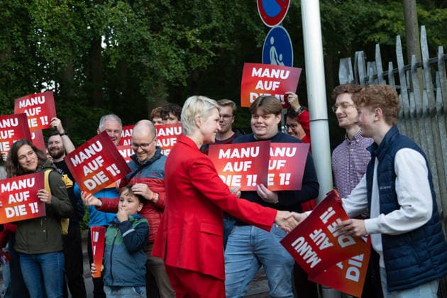 Mecklenburg-Vorpommern state election campaign continues in Germany SCHWERIN, GERMANY - SEPTEMBER 16: Supporters of Mecklenburg-Vorpommern Minister-President Manuela Schwesig (SPD) hold signs reading Manu auf die 1 as they welcome her upon her arrival at the NDR broadcasting center in Schwerin, Germany, on September 16, 2026. Schwesig greets supporters and poses for photos with them ahead of a televised election debate with AfD candidate Leif-Erik Holm, four days before the state election. Somaya Abdelrahman Anadolu Schwerin Germany. Editorial use only. Please get in touch for any other usage.  Copyright: x2026xAnadoluxSomayaxAbdelrahmanx