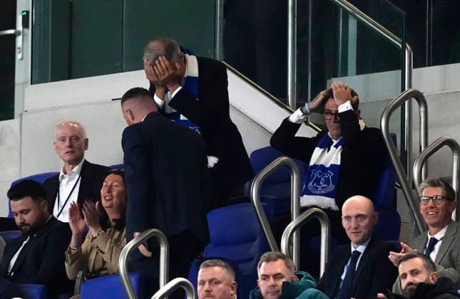 September 16, 2026, Liverpool, United Kingdom: Prime Minister Mark Carney puts his head in his hands as he and British Prime Minister Andy Burnham react after a chance for Everton during a soccer game between Everton F.C. and Wolverhampton Wanderers F.C. at Hill Dickinson Stadium in Liverpool, England, on Wednesday, Sept. 16, 2026. Liverpool United Kingdom  - ZUMAc35_ 20260916_zaf_c35_144 Copyright: xJustinxTangx
