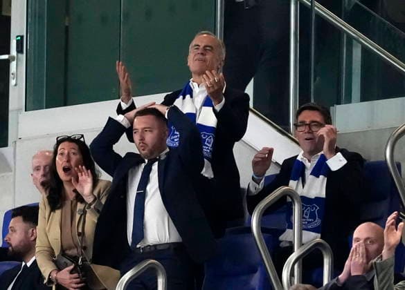 September 16, 2026, Liverpool, United Kingdom: Prime Minister Mark Carney and British Prime Minister Andy Burnham react after a chance for Everton during a soccer game between Everton F.C. and Wolverhampton Wanderers F.C. at Hill Dickinson Stadium in Liverpool, England, on Wednesday, Sept. 16, 2026. Liverpool United Kingdom  - ZUMAc35_ 20260916_zaf_c35_145 Copyright: xJustinxTangx