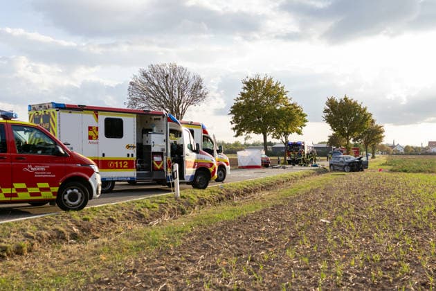 Tödlicher Frontalzusammenstoß auf der L395 zwischen Worms-Heppenheim und Worms-Horchheim Am Mittwoch, dem 16. September 2026, kam es gegen 17:20 Uhr auf der L395 zwischen Worms-Heppenheim und Worms-Horchheim zu einem schweren Frontalzusammenstoß zweier Pkw. Ein 63-jähriger Autofahrer wurde bei dem Unfall tödlich verletzt und verstarb noch an der Unfallstelle. Eine 49-jährige Autofahrerin wurde verletzt, nach Polizeiangaben jedoch nicht lebensbedrohlich. Beide Beteiligten waren in ihren Fahrzeugen eingeklemmt. Die verletzte Fahrerin wurde nach ihrer Rettung mit dem Rettungshubschrauber Christoph 53 in die BG Klinik Ludwigshafen geflogen. Auch der Rettungshubschrauber Christoph 5 war in den Einsatz eingebunden. Feuerwehr, Re