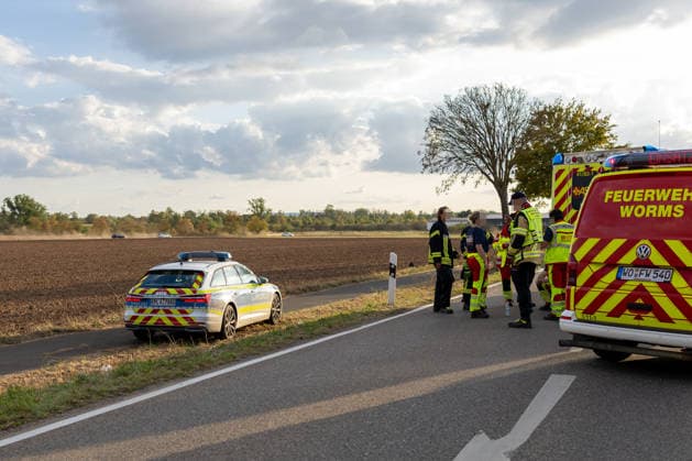 Tödlicher Frontalzusammenstoß auf der L395 zwischen Worms-Heppenheim und Worms-Horchheim Am Mittwoch, dem 16. September 2026, kam es gegen 17:20 Uhr auf der L395 zwischen Worms-Heppenheim und Worms-Horchheim zu einem schweren Frontalzusammenstoß zweier Pkw. Ein 63-jähriger Autofahrer wurde bei dem Unfall tödlich verletzt und verstarb noch an der Unfallstelle. Eine 49-jährige Autofahrerin wurde verletzt, nach Polizeiangaben jedoch nicht lebensbedrohlich. Beide Beteiligten waren in ihren Fahrzeugen eingeklemmt. Die verletzte Fahrerin wurde nach ihrer Rettung mit dem Rettungshubschrauber Christoph 53 in die BG Klinik Ludwigshafen geflogen. Auch der Rettungshubschrauber Christoph 5 war in den Einsatz eingebunden. Feuerwehr, Re