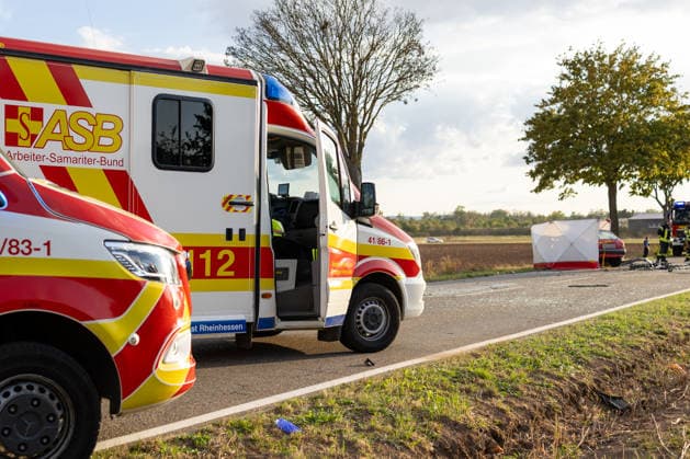 Tödlicher Frontalzusammenstoß auf der L395 zwischen Worms-Heppenheim und Worms-Horchheim Am Mittwoch, dem 16. September 2026, kam es gegen 17:20 Uhr auf der L395 zwischen Worms-Heppenheim und Worms-Horchheim zu einem schweren Frontalzusammenstoß zweier Pkw. Ein 63-jähriger Autofahrer wurde bei dem Unfall tödlich verletzt und verstarb noch an der Unfallstelle. Eine 49-jährige Autofahrerin wurde verletzt, nach Polizeiangaben jedoch nicht lebensbedrohlich. Beide Beteiligten waren in ihren Fahrzeugen eingeklemmt. Die verletzte Fahrerin wurde nach ihrer Rettung mit dem Rettungshubschrauber Christoph 53 in die BG Klinik Ludwigshafen geflogen. Auch der Rettungshubschrauber Christoph 5 war in den Einsatz eingebunden. Feuerwehr, Re