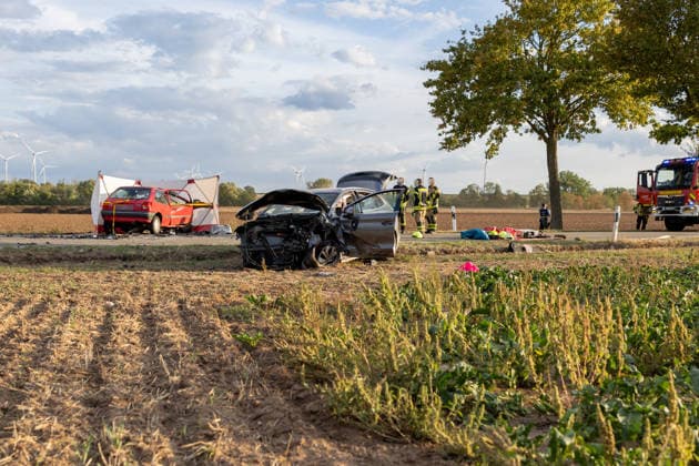 Tödlicher Frontalzusammenstoß auf der L395 zwischen Worms-Heppenheim und Worms-Horchheim Am Mittwoch, dem 16. September 2026, kam es gegen 17:20 Uhr auf der L395 zwischen Worms-Heppenheim und Worms-Horchheim zu einem schweren Frontalzusammenstoß zweier Pkw. Ein 63-jähriger Autofahrer wurde bei dem Unfall tödlich verletzt und verstarb noch an der Unfallstelle. Eine 49-jährige Autofahrerin wurde verletzt, nach Polizeiangaben jedoch nicht lebensbedrohlich. Beide Beteiligten waren in ihren Fahrzeugen eingeklemmt. Die verletzte Fahrerin wurde nach ihrer Rettung mit dem Rettungshubschrauber Christoph 53 in die BG Klinik Ludwigshafen geflogen. Auch der Rettungshubschrauber Christoph 5 war in den Einsatz eingebunden. Feuerwehr, Re