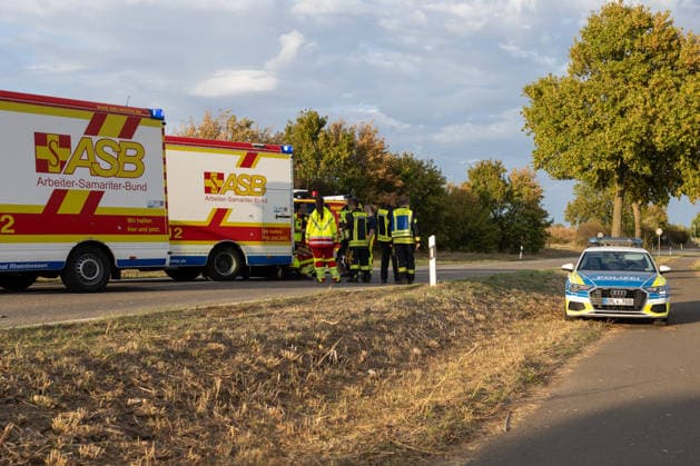 Tödlicher Frontalzusammenstoß auf der L395 zwischen Worms-Heppenheim und Worms-Horchheim Am Mittwoch, dem 16. September 2026, kam es gegen 17:20 Uhr auf der L395 zwischen Worms-Heppenheim und Worms-Horchheim zu einem schweren Frontalzusammenstoß zweier Pkw. Ein 63-jähriger Autofahrer wurde bei dem Unfall tödlich verletzt und verstarb noch an der Unfallstelle. Eine 49-jährige Autofahrerin wurde verletzt, nach Polizeiangaben jedoch nicht lebensbedrohlich. Beide Beteiligten waren in ihren Fahrzeugen eingeklemmt. Die verletzte Fahrerin wurde nach ihrer Rettung mit dem Rettungshubschrauber Christoph 53 in die BG Klinik Ludwigshafen geflogen. Auch der Rettungshubschrauber Christoph 5 war in den Einsatz eingebunden. Feuerwehr, Re