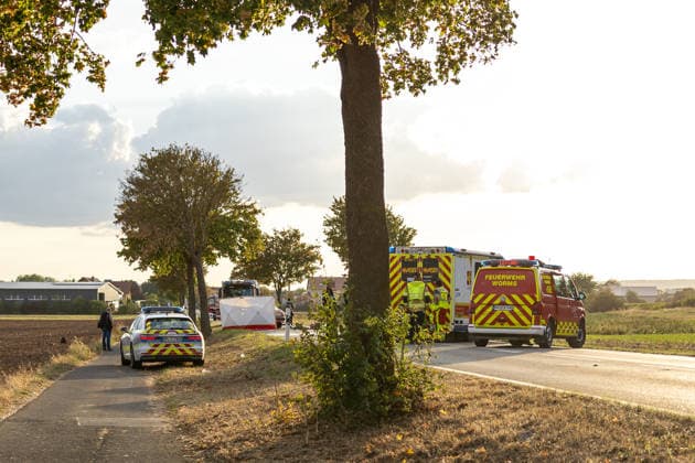 Tödlicher Frontalzusammenstoß auf der L395 zwischen Worms-Heppenheim und Worms-Horchheim Am Mittwoch, dem 16. September 2026, kam es gegen 17:20 Uhr auf der L395 zwischen Worms-Heppenheim und Worms-Horchheim zu einem schweren Frontalzusammenstoß zweier Pkw. Ein 63-jähriger Autofahrer wurde bei dem Unfall tödlich verletzt und verstarb noch an der Unfallstelle. Eine 49-jährige Autofahrerin wurde verletzt, nach Polizeiangaben jedoch nicht lebensbedrohlich. Beide Beteiligten waren in ihren Fahrzeugen eingeklemmt. Die verletzte Fahrerin wurde nach ihrer Rettung mit dem Rettungshubschrauber Christoph 53 in die BG Klinik Ludwigshafen geflogen. Auch der Rettungshubschrauber Christoph 5 war in den Einsatz eingebunden. Feuerwehr, Re