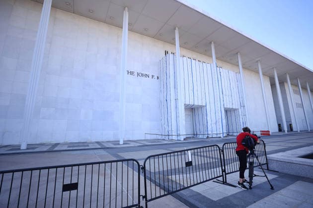 September 16, 2026, Washington, District Of Columbia, USA: Newly installed metallic fences surround the John F. Kennedy Center for the Performing Arts in Washington, DC, USA, on September 16, 2026. Barricades were placed around the Kennedy Center building a day after the Kennedy Center Board voted to close the venue for repairs after a federal judge blocked the institution from returning President Donald Trumps name to the building. Washington USA  - ZUMAs337 20260916_znp_s337_036 Copyright: xGentxShkullakux