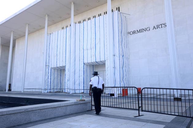 September 16, 2026, Washington, District Of Columbia, USA: Newly installed metallic fences surround the John F. Kennedy Center for the Performing Arts in Washington, DC, USA, on September 16, 2026. Barricades were placed around the Kennedy Center building a day after the Kennedy Center Board voted to close the venue for repairs after a federal judge blocked the institution from returning President Donald Trumps name to the building. Washington USA  - ZUMAs337 20260916_znp_s337_042 Copyright: xGentxShkullakux