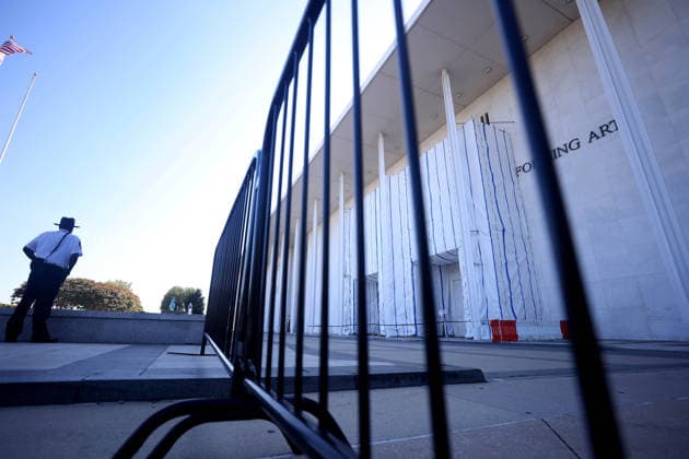 September 16, 2026, Washington, District Of Columbia, USA: Newly installed metallic fences surround the John F. Kennedy Center for the Performing Arts in Washington, DC, USA, on September 16, 2026. Barricades were placed around the Kennedy Center building a day after the Kennedy Center Board voted to close the venue for repairs after a federal judge blocked the institution from returning President Donald Trumps name to the building. Washington USA  - ZUMAs337 20260916_znp_s337_044 Copyright: xGentxShkullakux