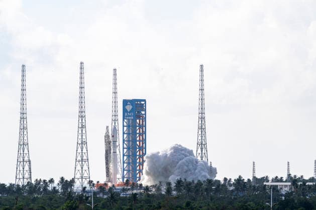 WENCHANG, CHINA - SEPTEMBER 17: The Long March 12 Y9 carrier rocket lifts off from Pad No. 2 at the Hainan Commercial Aerospace Launch Site to send the 25th batch of networking satellites for the Qianfan constellation into orbit on September 17, 2026 in Wenchang, Hainan Province of China.  Copyright: xVCGx 111667423192