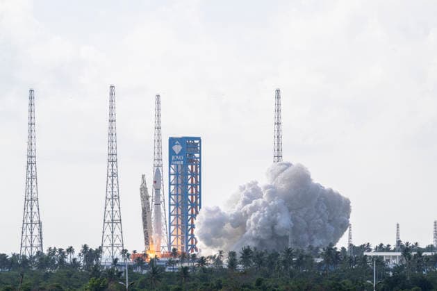 HAINAN, CHINA - SEPTEMBER 17: The Long March 12 Y9 carrier rocket lifts off to launch the 25th batch of networking satellites for the Qianfan constellation into their planned orbit on September 17, 2026 at the Hainan Commercial Aerospace Launch Site in Hainan, China.  Copyright: xVCGx 111667423193