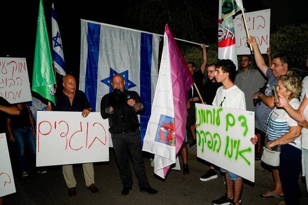 Protest against the filmmakers of NAZA in Savyon, Israel - 16 SEP 2026. A protester seen speaking through a megaphone and the other protesters seen holding placards and flags during a protest against the filmmakers of NAZA. Right-wing activists and their supporters protest outside the home of the parents of Rachel Szor, co-director of NAZA, which was awarded the Special Jury Prize at the 83rd Venice International Film Festival on September 12. The demonstration was led by right-wing activists Ziv Baraness and Mordechai David, who are involved in the election campaign of Itamar Ben Gvirís Otzma Yehudit party. Protesters criticized the filmís content, alleging that testimonies featured in it contain blatant falsehoods and claiming that the Copyright: xSharonxEilonx xSOPAxImagesx Sharon_Eilon-337