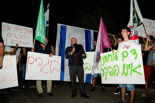 Protest against the filmmakers of NAZA in Savyon, Israel - 16 SEP 2026. A protester seen speaking through a megaphone and the other protesters seen holding placards and flags during a protest against the filmmakers of NAZA. Right-wing activists and their supporters protest outside the home of the parents of Rachel Szor, co-director of NAZA, which was awarded the Special Jury Prize at the 83rd Venice International Film Festival on September 12. The demonstration was led by right-wing activists Ziv Baraness and Mordechai David, who are involved in the election campaign of Itamar Ben Gvirís Otzma Yehudit party. Protesters criticized the filmís content, alleging that testimonies featured in it contain blatant falsehoods and claiming that the Copyright: xSharonxEilonx xSOPAxImagesx Sharon_Eilon-339