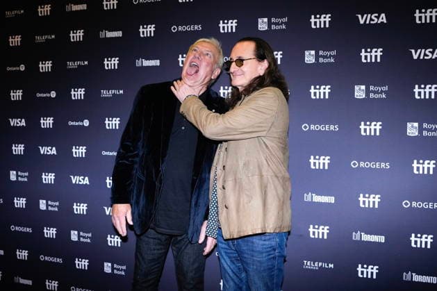 September 16, 2026, Toronto, On, CAN: Geddy Lee, right, and Alex Lifeson arrive on the red carpet to promote the film Neil Peart: No one s Disciple at the Toronto International Film Festival, in Toronto, on Wednesday, Sept.16, 2026. Toronto CAN  - ZUMAc35_ 20260916_zaf_c35_228 Copyright: xChrisxYoungx