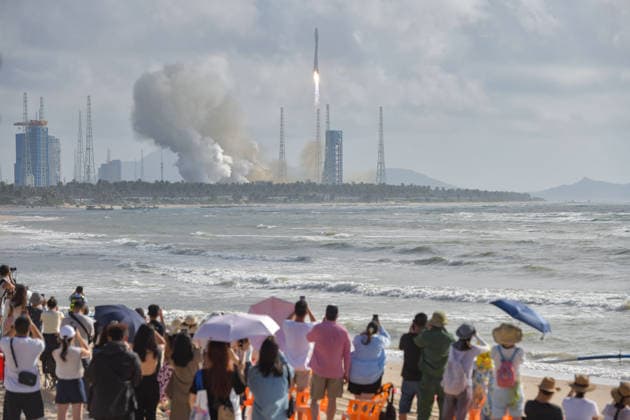 WENCHANG, CHINA - SEPTEMBER 17: A Long March 12 carrier rocket blasts off from the Hainan commercial spacecraft launch site, sending a batch of internet satellites into space, on September 17, 2026 in Wenchang, Hainan Province of China. The payloads, the 25th group of low-orbit internet satellites, entered the designated orbit successfully.  Copyright: xChinaxNewsxServicex 111667434323
