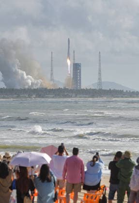 WENCHANG, CHINA - SEPTEMBER 17: A Long March 12 carrier rocket blasts off from the Hainan commercial spacecraft launch site, sending a batch of internet satellites into space, on September 17, 2026 in Wenchang, Hainan Province of China. The payloads, the 25th group of low-orbit internet satellites, entered the designated orbit successfully.  Copyright: xChinaxNewsxServicex 111667434391