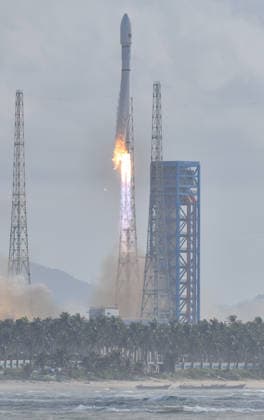 WENCHANG, CHINA - SEPTEMBER 17: A Long March 12 carrier rocket blasts off from the Hainan commercial spacecraft launch site, sending a batch of internet satellites into space, on September 17, 2026 in Wenchang, Hainan Province of China. The payloads, the 25th group of low-orbit internet satellites, entered the designated orbit successfully.  Copyright: xChinaxNewsxServicex 111667434423