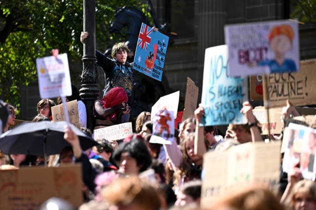 STUDENTS PROTEST HANSON, Protesters gather during a Students Say No To Hanson nationwide rally, Melbourne, Thursday, September 17, 2026. ( NO ARCHIVING MELBOURNE VICTORIA Australia  Copyright: xJAMESxROSSx 20260917183359557607