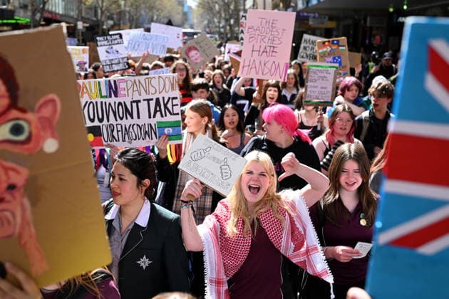 STUDENTS PROTEST HANSON, Protesters march during a Students Say No To Hanson nationwide rally, Melbourne, Thursday, September 17, 2026. ( NO ARCHIVING MELBOURNE VICTORIA Australia  Copyright: xJAMESxROSSx 20260917164061871676