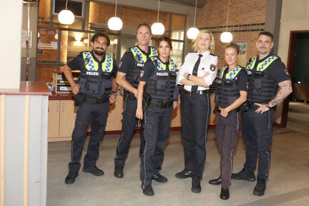NOTRUF HAFENKANTE Anniversary: Zejhun Demirov, Matthias Schloo, Lilli Hollunder, Sanna Englund, Rhea Harder Vennewald, Marc Barthel; launch of the 20th anniversary season and the 500th episode of NOTRUF HAFENKANTE, Photo op on the original set of PK 21 at Studio Hamburg, Hamburg, September 16, 2026 Copyright: xEventpressxBecherx