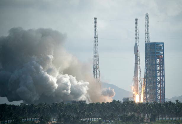 WENCHANG, CHINA - SEPTEMBER 17: A Long March 12 carrier rocket blasts off from the Hainan commercial spacecraft launch site, sending a batch of internet satellites into space, on September 17, 2026 in Wenchang, Hainan Province of China. The payloads, the 25th group of low-orbit internet satellites, entered the designated orbit successfully.  Copyright: xVCGx 111667458831