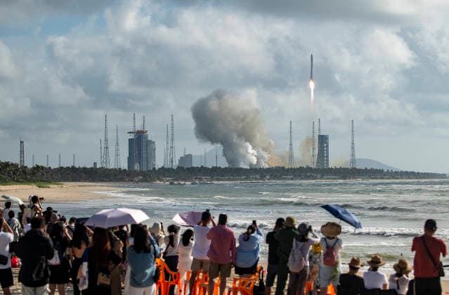 WENCHANG, CHINA - SEPTEMBER 17: A Long March 12 carrier rocket blasts off from the Hainan commercial spacecraft launch site, sending a batch of internet satellites into space, on September 17, 2026 in Wenchang, Hainan Province of China. The payloads, the 25th group of low-orbit internet satellites, entered the designated orbit successfully.  Copyright: xVCGx 111667458841