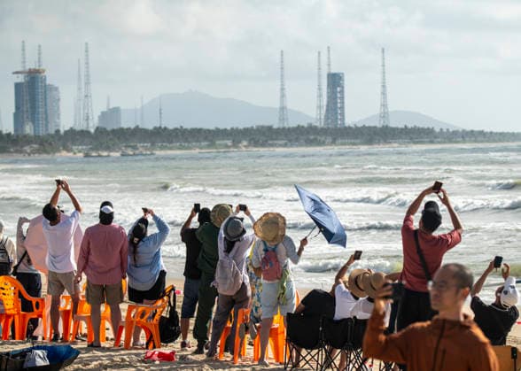 WENCHANG, CHINA - SEPTEMBER 17: A Long March 12 carrier rocket blasts off from the Hainan commercial spacecraft launch site, sending a batch of internet satellites into space, on September 17, 2026 in Wenchang, Hainan Province of China. The payloads, the 25th group of low-orbit internet satellites, entered the designated orbit successfully.  Copyright: xVCGx 111667458845