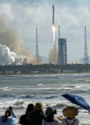 WENCHANG, CHINA - SEPTEMBER 17: A Long March 12 carrier rocket blasts off from the Hainan commercial spacecraft launch site, sending a batch of internet satellites into space, on September 17, 2026 in Wenchang, Hainan Province of China. The payloads, the 25th group of low-orbit internet satellites, entered the designated orbit successfully.  Copyright: xVCGx 111667458847