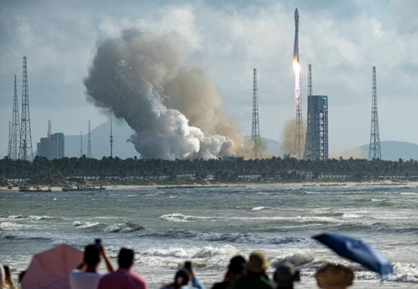 WENCHANG, CHINA - SEPTEMBER 17: A Long March 12 carrier rocket blasts off from the Hainan commercial spacecraft launch site, sending a batch of internet satellites into space, on September 17, 2026 in Wenchang, Hainan Province of China. The payloads, the 25th group of low-orbit internet satellites, entered the designated orbit successfully.  Copyright: xVCGx 111667458832