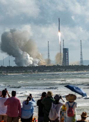 WENCHANG, CHINA - SEPTEMBER 17: A Long March 12 carrier rocket blasts off from the Hainan commercial spacecraft launch site, sending a batch of internet satellites into space, on September 17, 2026 in Wenchang, Hainan Province of China. The payloads, the 25th group of low-orbit internet satellites, entered the designated orbit successfully.  Copyright: xVCGx 111667458834