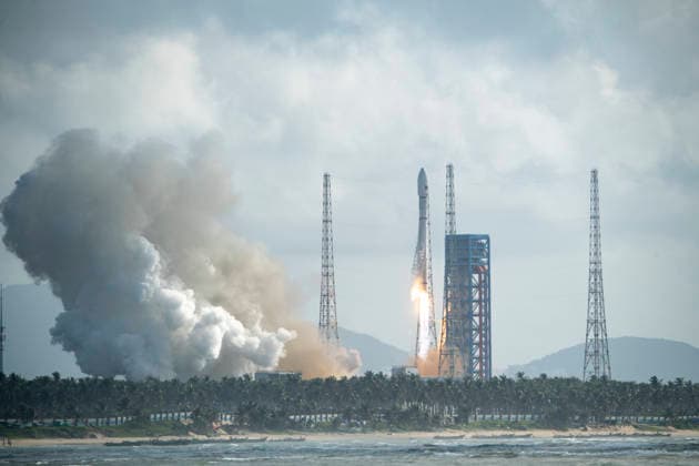 WENCHANG, CHINA - SEPTEMBER 17: A Long March 12 carrier rocket blasts off from the Hainan commercial spacecraft launch site, sending a batch of internet satellites into space, on September 17, 2026 in Wenchang, Hainan Province of China. The payloads, the 25th group of low-orbit internet satellites, entered the designated orbit successfully.  Copyright: xVCGx 111667458840