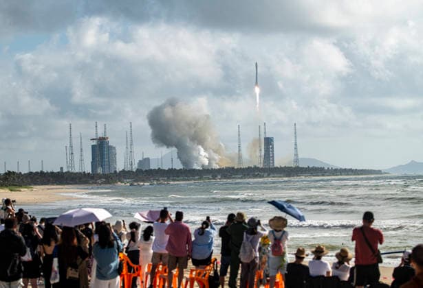 WENCHANG, CHINA - SEPTEMBER 17: China successfully launches the Satellite Internet Low Orbit 25 Group satellites using a Long March 12 carrier rocket from the Hainan Commercial Aerospace Launch Site on September 17, 2026 in Wenchang, Hainan Province of China. The satellites entered their predetermined orbit, marking the completion of the launch mission.  Copyright: xVCGx 111667458833