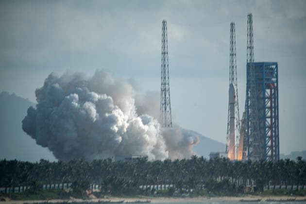 WENCHANG, CHINA - SEPTEMBER 17: A Long March 12 carrier rocket launches the Satellite Internet Low Orbit 25 Group satellites into space at the Hainan Commercial Spaceport on September 17, 2026 in Wenchang, Hainan Province of China. The satellites successfully entered their predetermined orbits.  Copyright: xVCGx 111667458839